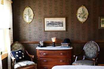 Room, Private Bathroom (#3 Dr. Jonathan Pitney Room)