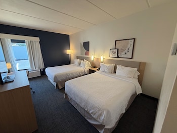 Room, 2 Queen Beds, Microwave