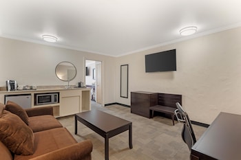 Suite, 1 King Bed, Non Smoking, Kitchen (with Sofabed, Full Kitchen)