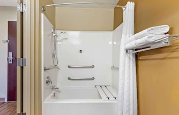Deluxe Studio, 1 Queen Bed with Sofa bed, Accessible, Non Smoking