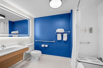 Room, 2 Queen Beds, Mobility Accessible, Bathtub