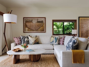 Suite, 1 King Bed, Garden View