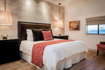 Suite, 1 King Bed, Partial Ocean View