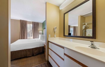 Suite, 1 King Bed with Sofa bed, Non Smoking, Kitchen