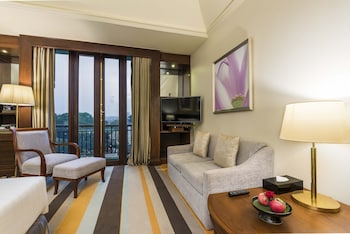 Grand Deluxe City View Twin Bed