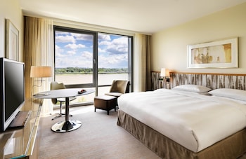 Room, 1 King Bed, River View