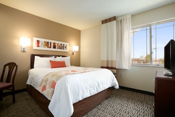 Suite, 1 Queen Bed, Accessible, Non Smoking (Roll-In Shower)