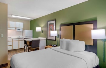 Deluxe Studio, 1 Queen Bed with Sofa bed, Non Smoking