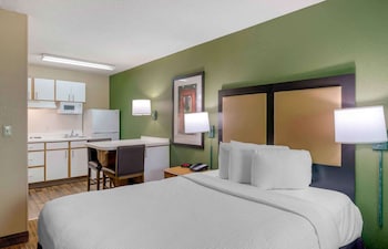 Deluxe Studio, 1 Queen Bed with Sofa bed, Non Smoking