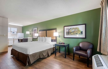 Deluxe Studio, 1 King Bed with Sofa bed, Non Smoking