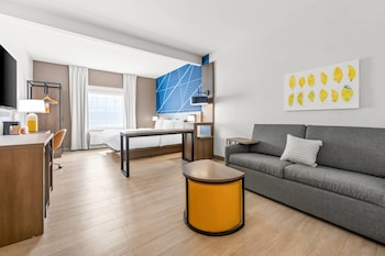 Suite, 1 King Bed with Sofa bed, Non Smoking