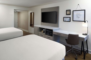 Room, 2 Queen Beds, Mobility Accessible, Bathtub