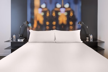 Deluxe Room, 1 King Bed, Park View, Corner
