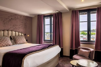 Suite, 1 King Bed, Bathtub, Harbor View (with Sofabed)