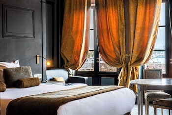 Suite, 1 Queen Bed, Jetted Tub, Harbor View (Larger Room;with Sofabed)