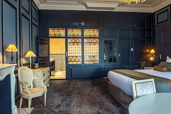 Suite, 1 Queen Bed, Jetted Tub, Harbor View (Larger Room;with Sofabed)