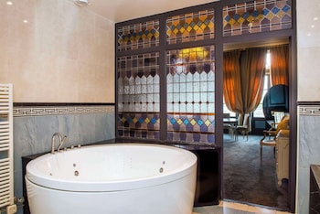 Suite, 1 Queen Bed, Jetted Tub, Harbor View (Larger Room;with Sofabed)