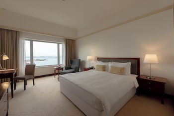 Deluxe Sea View Room (King Bed)